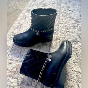6.5 Michael Kors Leather boots